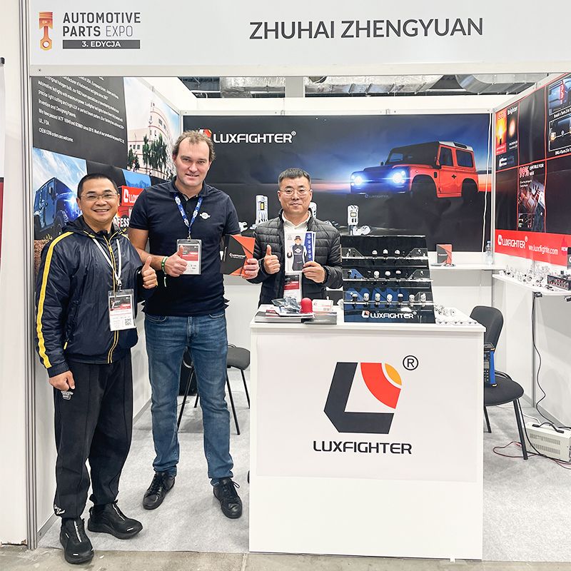 लक्सफाइटर एलईडी हेडलाइट्स और फॉग लाइट्स ऑटोमोटिव पार्ट्स एक्सपो को व्यापक प्रशंसा मिल रही है